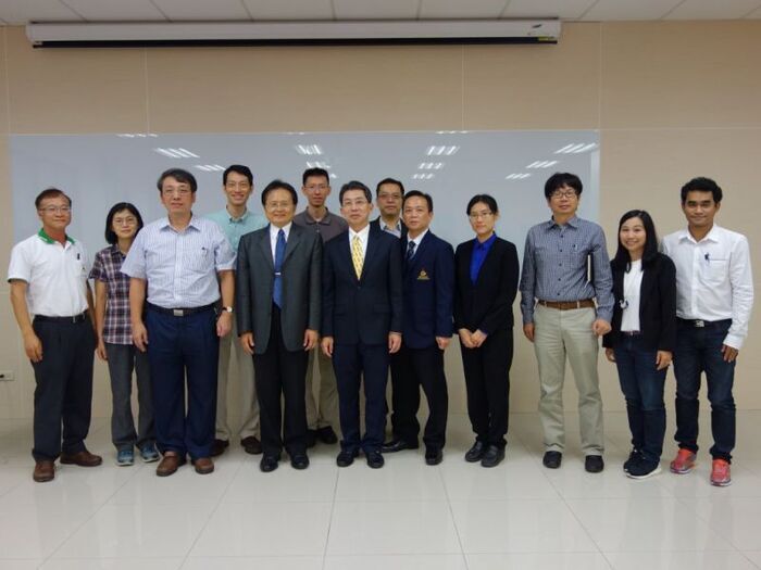 Thammasat University(TU), led by Dr. Prapat Wangskarn, Dean of Faculty of Engineering, paid a friendly visit to College of Engineering, in hope to establish the bridge of cooperation and exchange students.